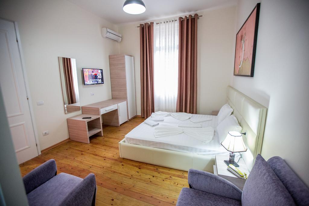 Living Hotel Тирана Екстер'єр фото