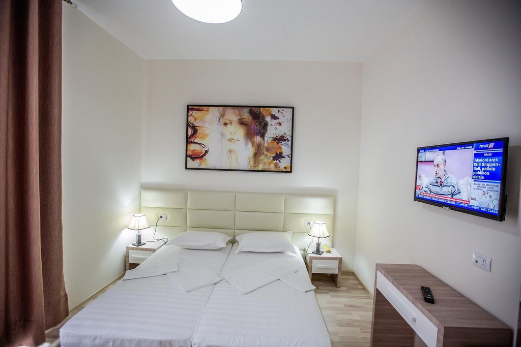 Living Hotel Тирана Екстер'єр фото