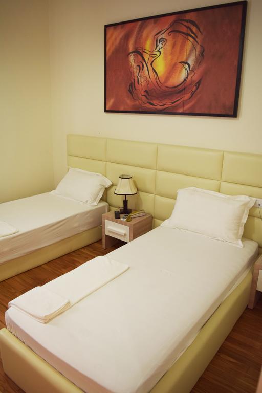 Living Hotel Тирана Екстер'єр фото