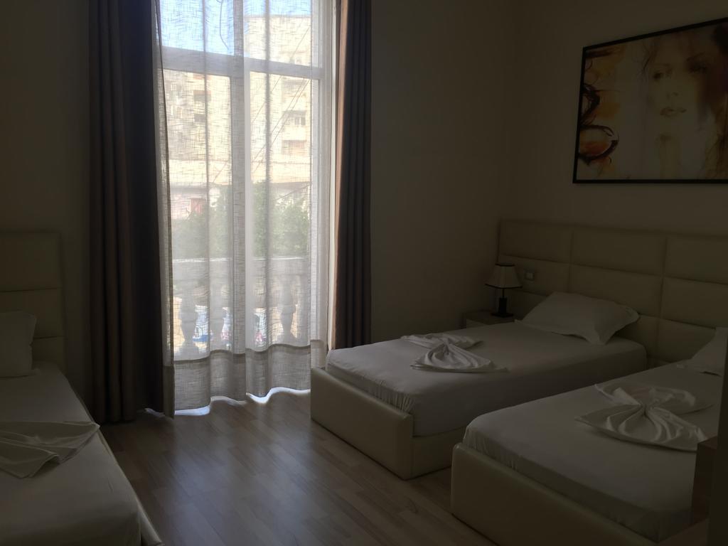 Living Hotel Тирана Екстер'єр фото