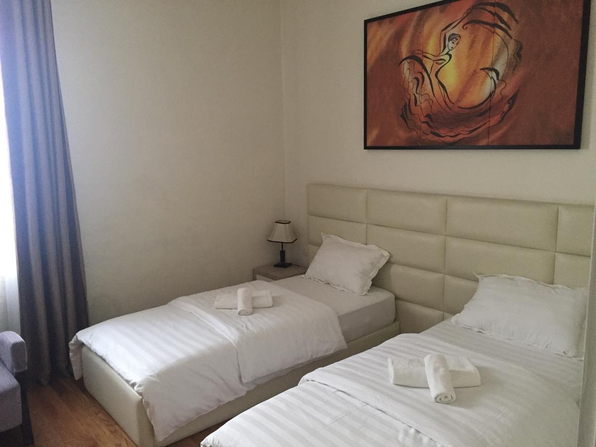Living Hotel Тирана Екстер'єр фото