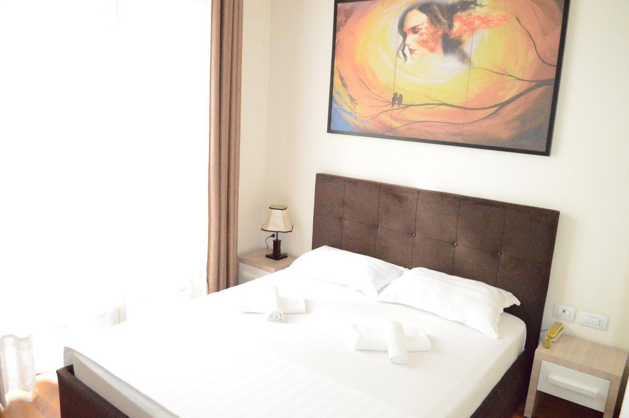 Living Hotel Тирана Екстер'єр фото