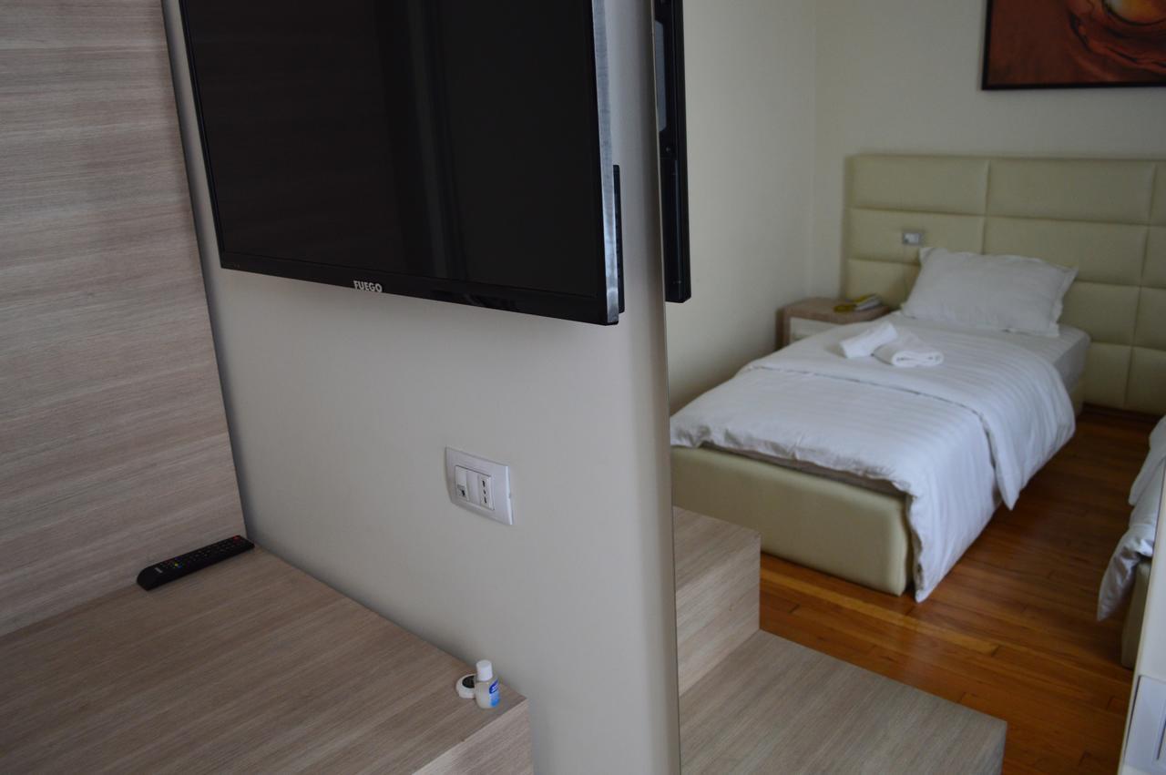 Living Hotel Тирана Екстер'єр фото