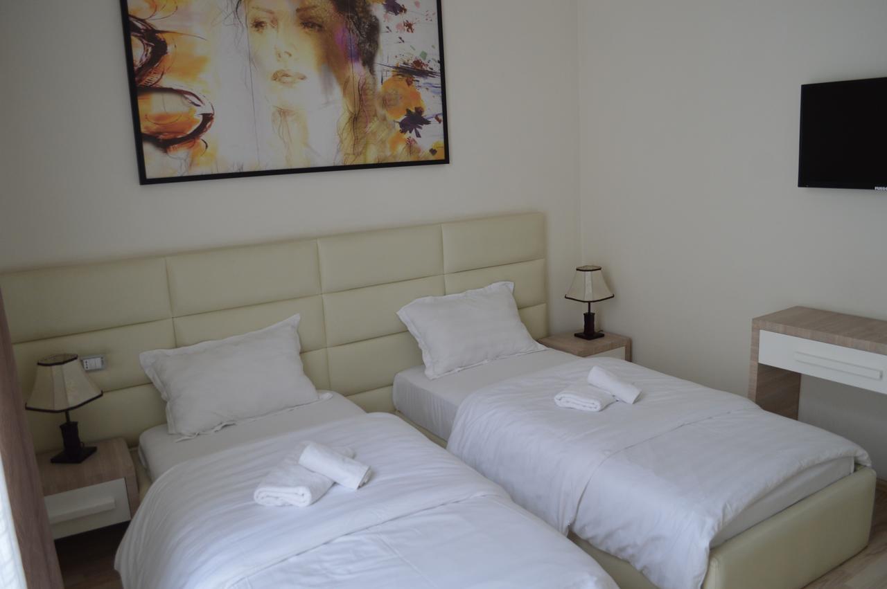 Living Hotel Тирана Екстер'єр фото