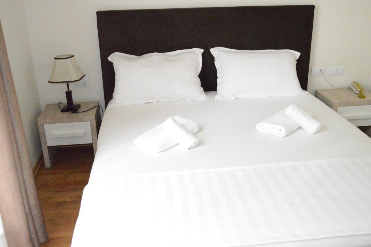 Living Hotel Тирана Екстер'єр фото