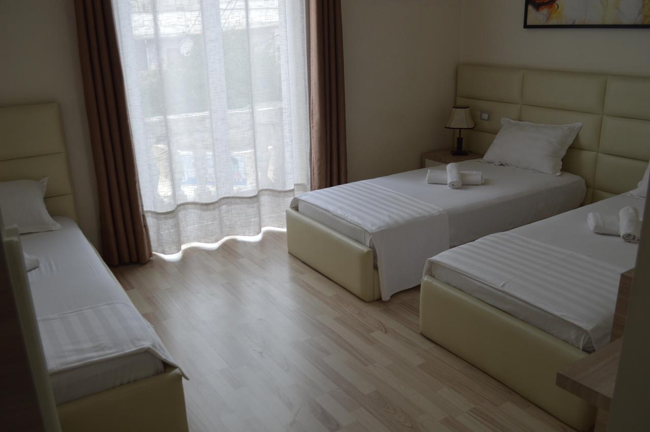 Living Hotel Тирана Екстер'єр фото