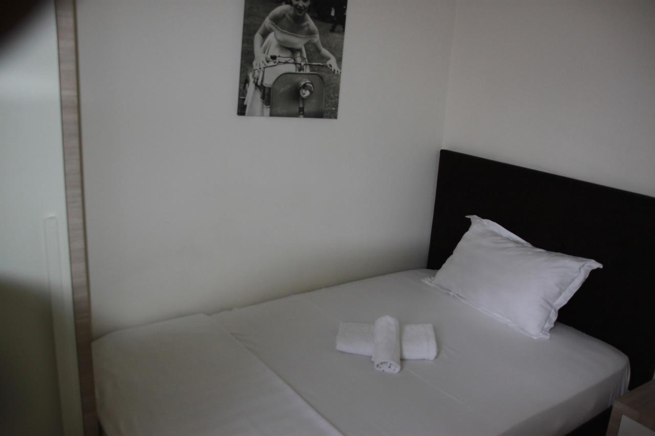Living Hotel Тирана Екстер'єр фото
