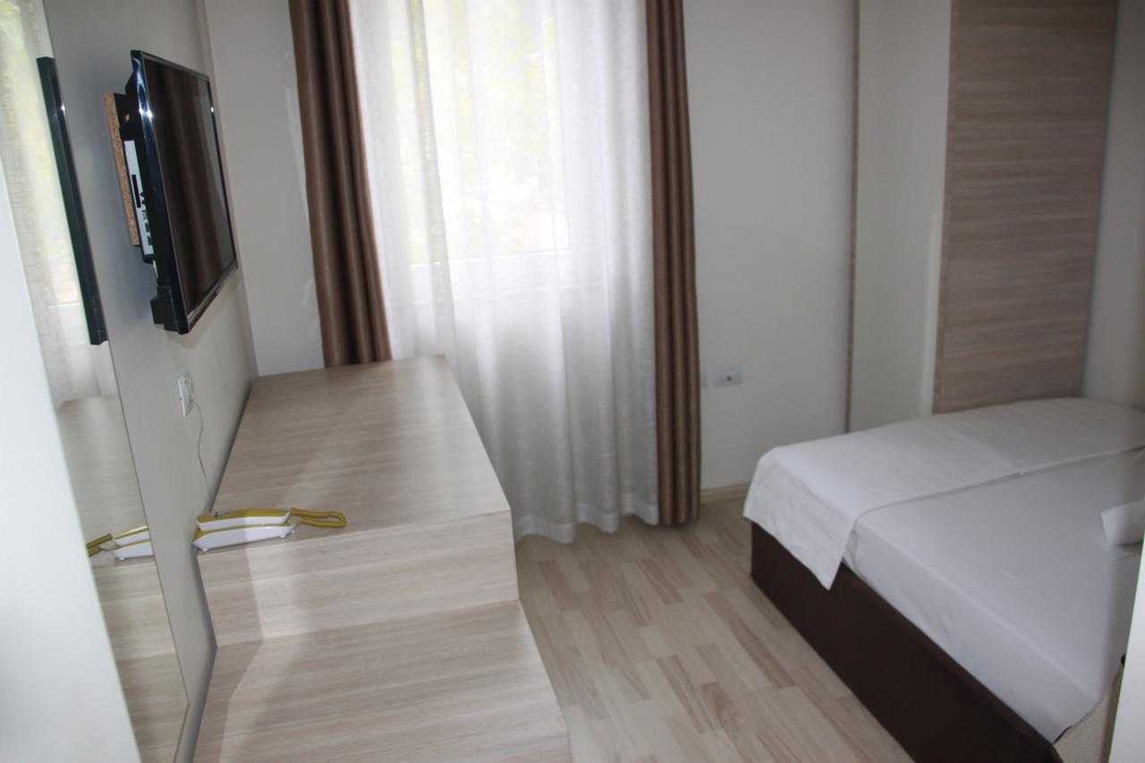 Living Hotel Тирана Екстер'єр фото