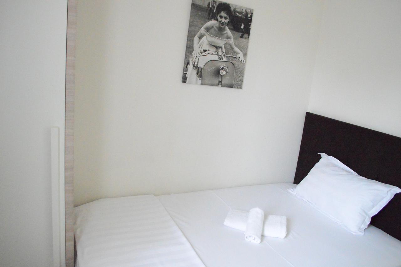 Living Hotel Тирана Екстер'єр фото